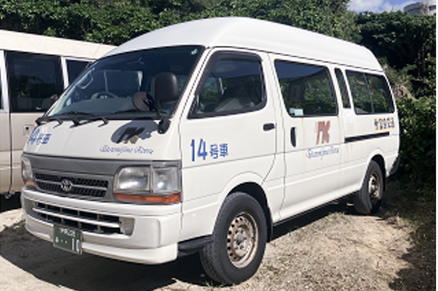 ［竹富島の島内を運行するバス］写真