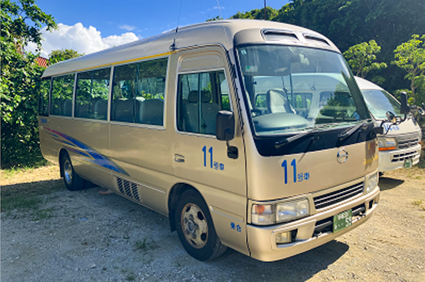 ［竹富島の島内を運行するバス］写真