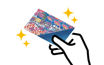 りゅうぎんVisaデビットカードを持つ手